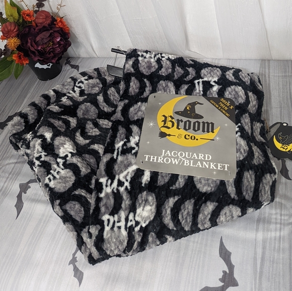 🆕 Moon Phase Jacquard Throw - Picture 2 of 4